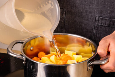 Gemüse mit Wasser aufgießen