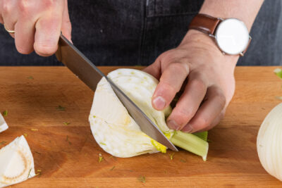 Strunk vom Fenchel entfernen