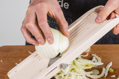 Fenchel in Streifen hobeln