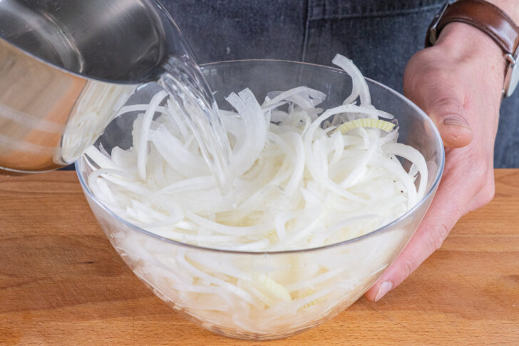 Zwiebeln mit kochendem Wasser übergießen