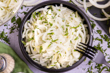 Klassischer Zwiebelsalat
