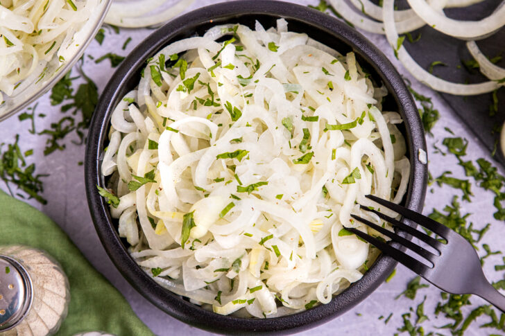 Klassischer Zwiebelsalat
