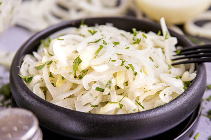 Klassischer Zwiebelsalat
