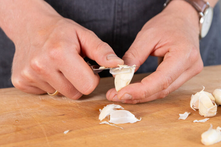 Knoblauch schälen