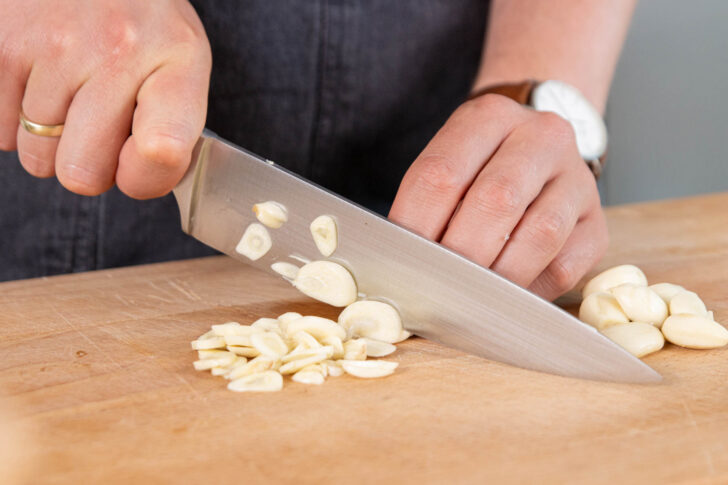 Knoblauch in Scheiben schneiden