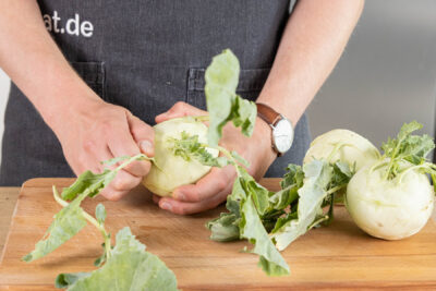 Blätter vom Kohlrabi entfernen und schälen