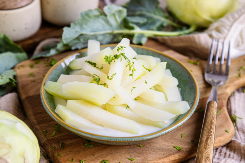 Mairübchensalat mit Radieschen und Pak Choi | Rezept - eat.de