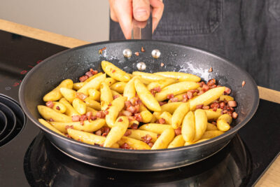Schupfnudeln in die Pfanne geben