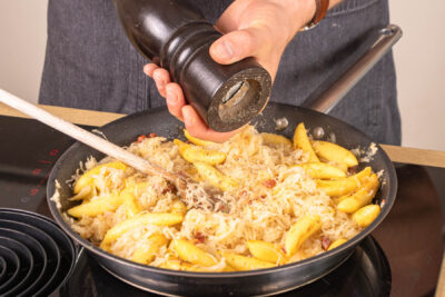 Schupfnudelpfanne würzen