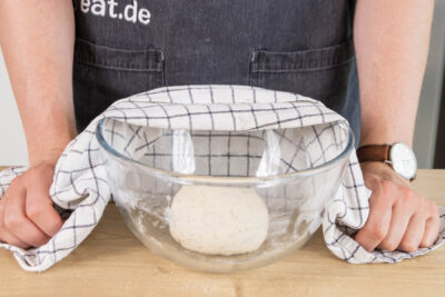 Teig abgedeckt gehen lassen