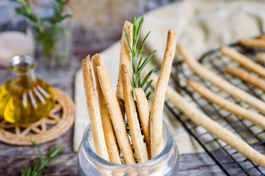 Mediterrane Brotsticks mit Rosmarin