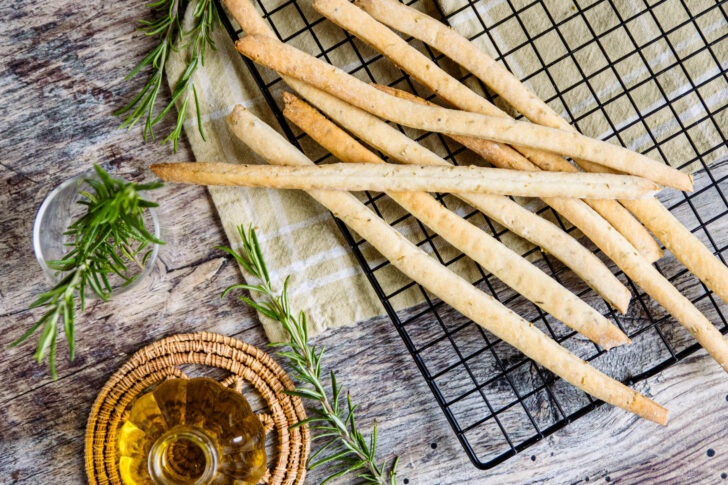 fertige gebackene mediterrane Brotsticks mit Rosmarin