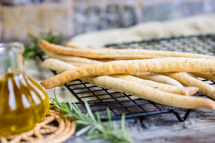 Mediterrane Brotsticks mit Rosmarin