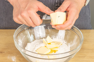 Kalte Butter zerschneiden