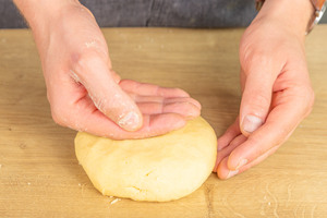 Teig zu Kugel formen