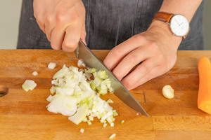 Zwiebel in Würfel schneiden
