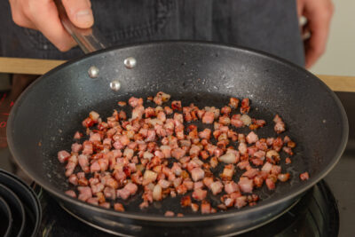 Speckwürfeln anbraten in der Pfanne