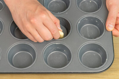 Muffinförmchen mit Butter einfetten