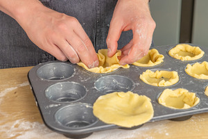 Teig in Muffinförmchen legen