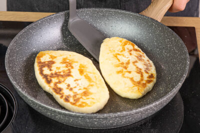 Naan-Brot ohne Hefe in der Pfanne ausbacken