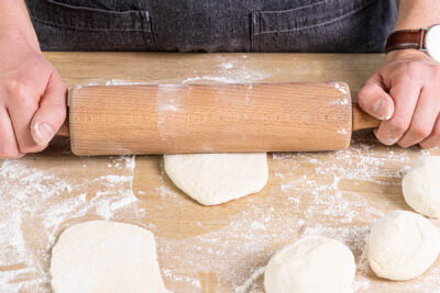 Naan-Teig ausrollen