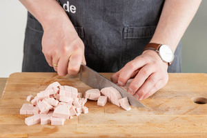 Fleischwurst würfeln