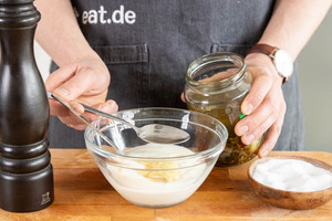 Gurkenwasser zum Dressing geben