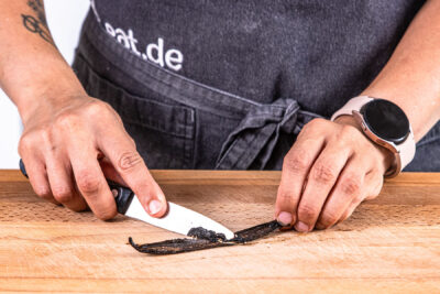 Vanillemark aus der Schote kratzen
