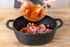 Soße zum Gemüse und Fleisch geben