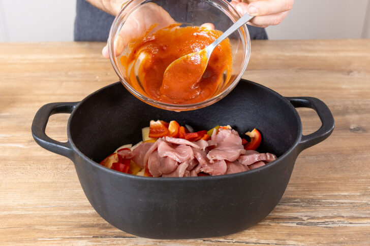 Soße zum Gemüse und Fleisch geben
