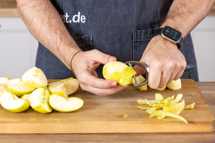 Äpfel schälen