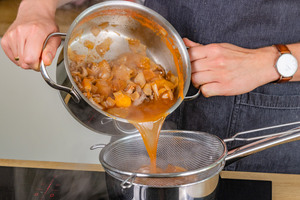 Sauce durch Sieb geben