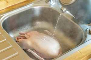 Ente mit heißem Wasser übergießen