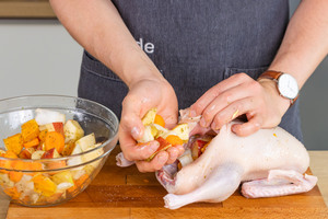 Ente füllen mit Äpfeln und Orangen