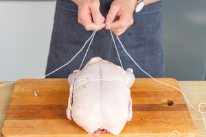 Ente mit Küchengarn einbinden