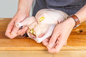 Ente mit Küchengarn eingebunden