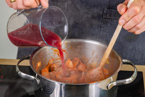 Rotwein in Sauce gießen
