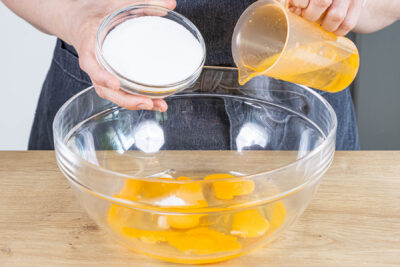 Eier mit Öl und Zucker schaumig schlagen