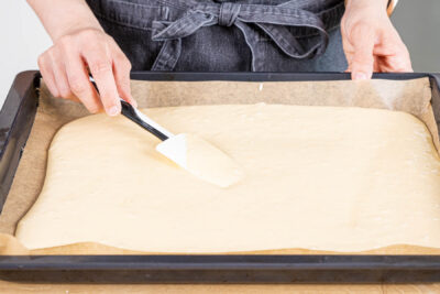 Rührteig auf dem Blech verstreichen und backen