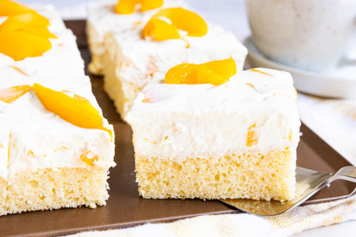 Stück Pfirsich-Schmand-Kuchen