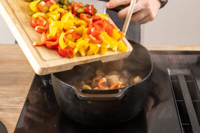 Paprika Gurke in den Bräter geben