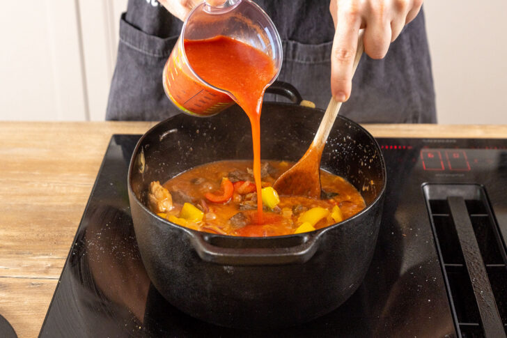 passierte Tomaten mit in den Bräter gießen