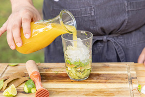 mit Ananassaft auuffüllen