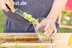 Kiwi in ein hohes Glas geben
