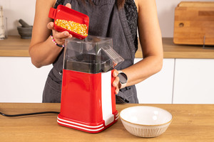 Maiskörner in die Popcornmaschine geben
