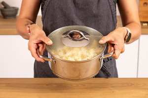 Popcorn im geschlossenen Topf schütteln