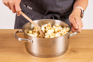 gesüßtes Popcorn im Topf umrühren