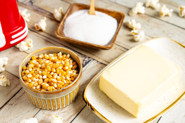 Zutaten für süßes Popcorn aus der Maschine