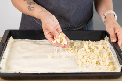 Streusel verteilen