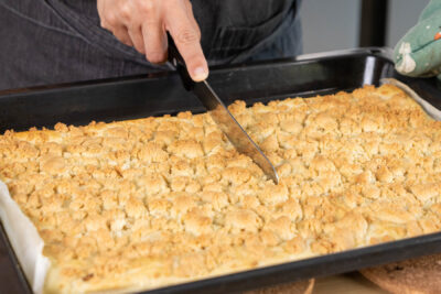 Prasselkuchen in Stücke schneiden